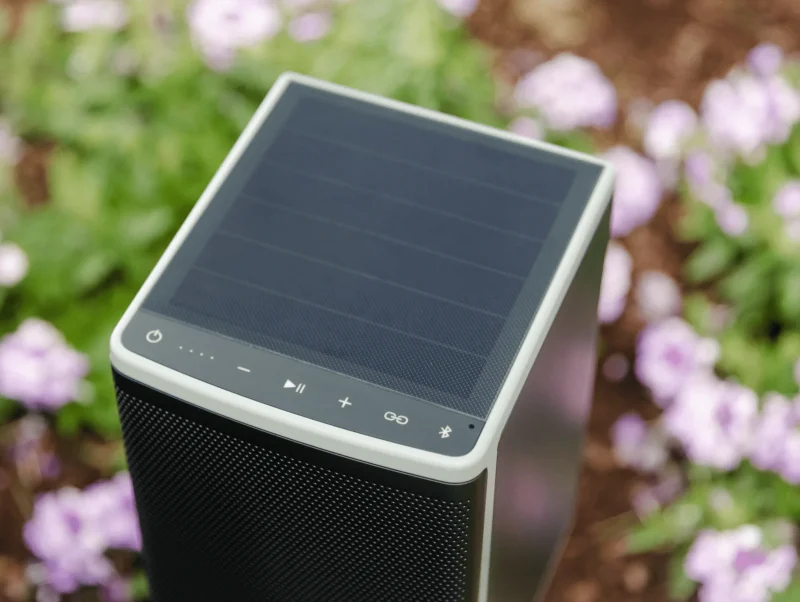 The solar panel on the top of the lodge Speaker 4 Series