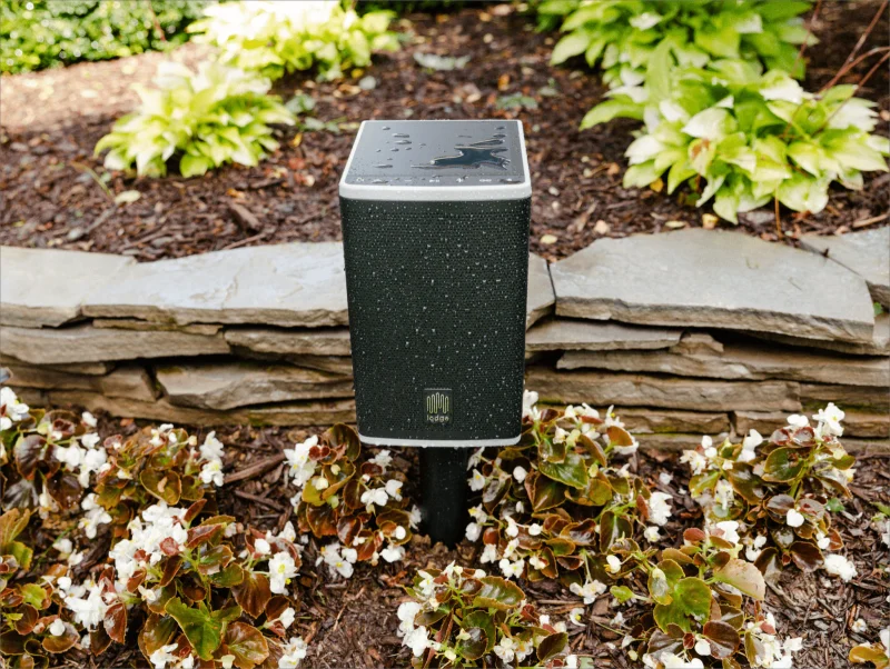solar-powered lodge Speaker 4 Series mounted on a stake