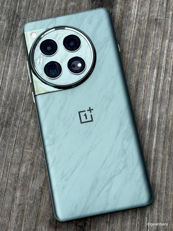 The back of the OnePlus 12 in Flowy Emerald