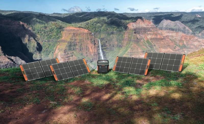 Jackery Solar Mars Bot Uses an Innovative Automatic Sunflower Solar Tracker System to Intelligently Move Toward Better Light for Charging