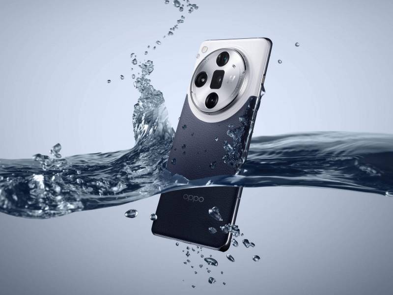 OPPO Find X7 Ultra in water, showing its IP68 dust and water resistance
