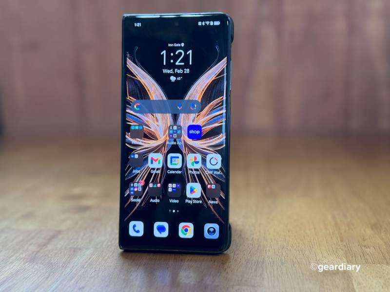 The exterior display of the Honor Magic V2