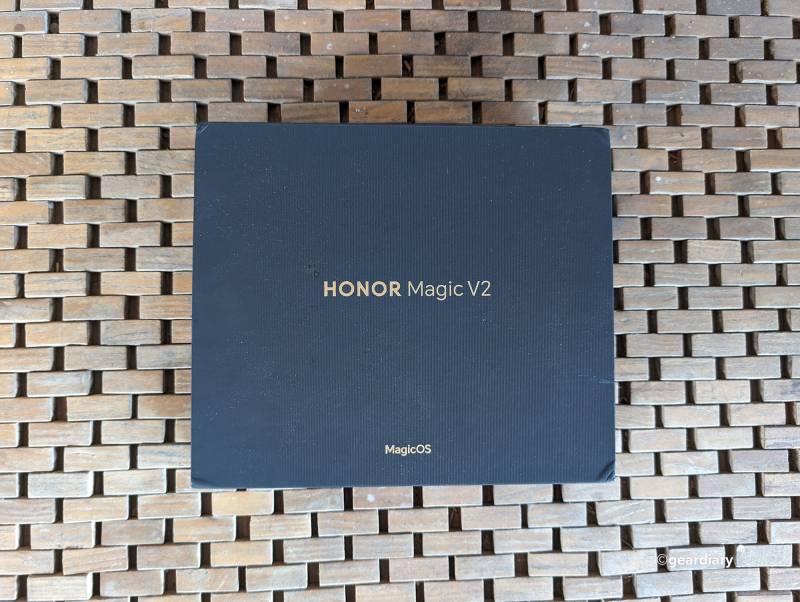 Honor Magic V2 retail box