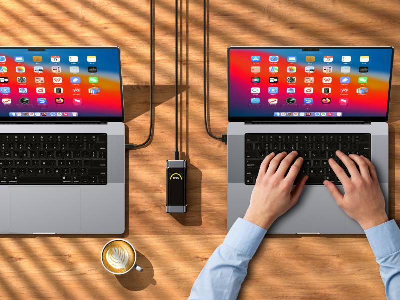 AOHi Starship Pro powering two MacBooks