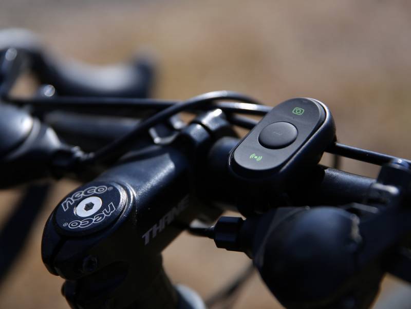 BleeqUp Ranger AI Cycling Glasses bluetooth remote mounted to the handlebar of a bicycle
