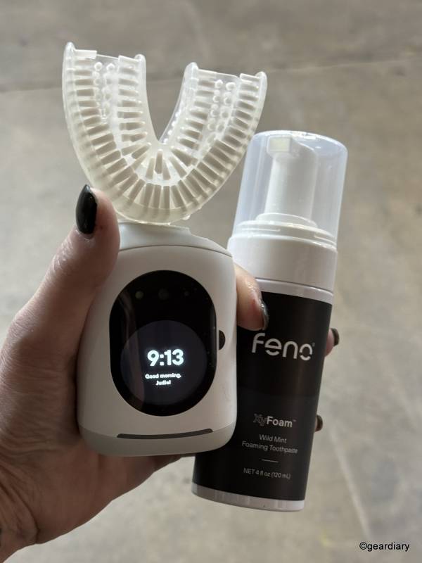 Feno Smartbrush and XyFoam in the author's hand