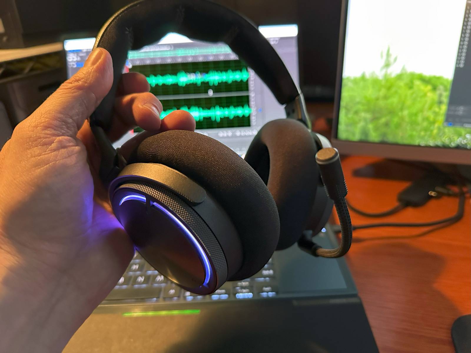 Corsair Virtuoso Max Wireless Gaming Headset Review: Flagship Sound, but There May Be Comfort Issues for Some