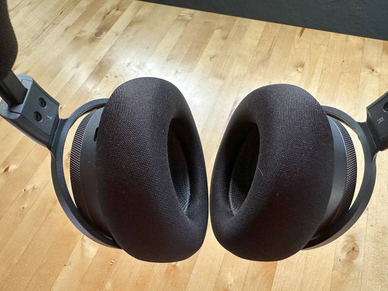 the Corsair Virtuoso Max ear cups.