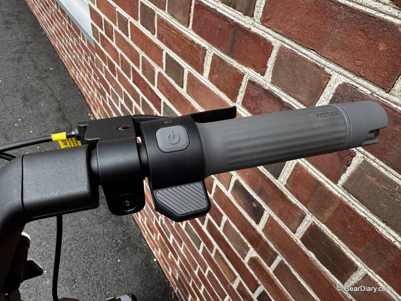 Right turn indicator on the NAVEE ST3 Pro Electric Scooter's handle