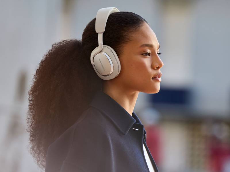 Woman wearing the Bowers & Wilkins Px7 S3