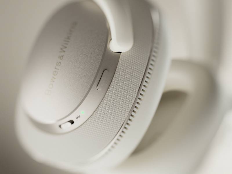 Buttons on the Bowers & Wilkins Px7 S3
