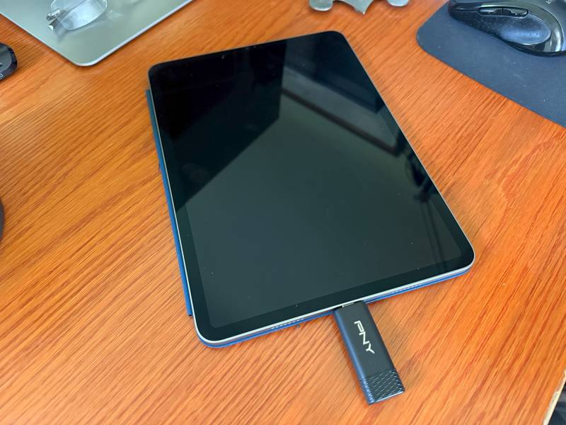 PNY PRO Elite V3 Type-C USB 3.2 Gen 2 Flash Drive plugged into the author's iPad