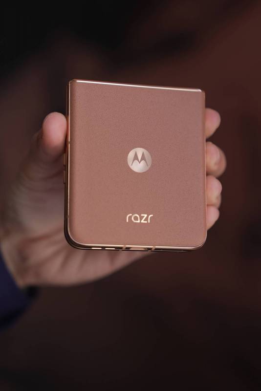 moto razr+ in Mocha Mousse