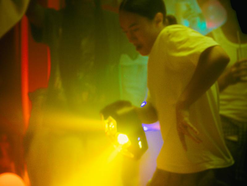 Woman dancing while holding a SOUNDBOKS Lightboks