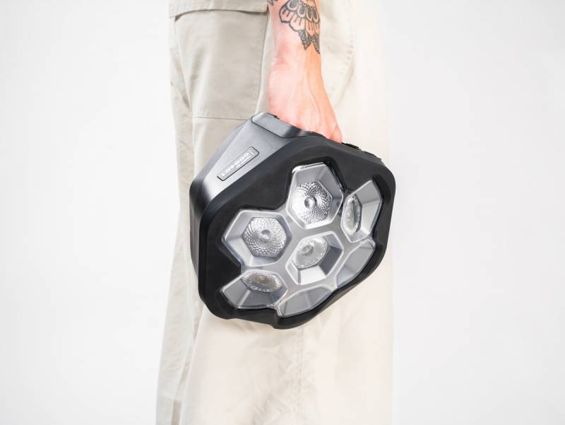 Person carrying the SOUNDBOKS Lightboks