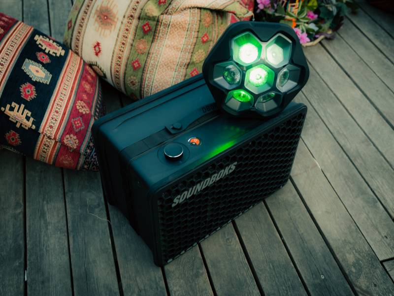SOUNDBOKS Lightboks providing a chill lihghting effect on top of a SOUNDBOKS speaker.