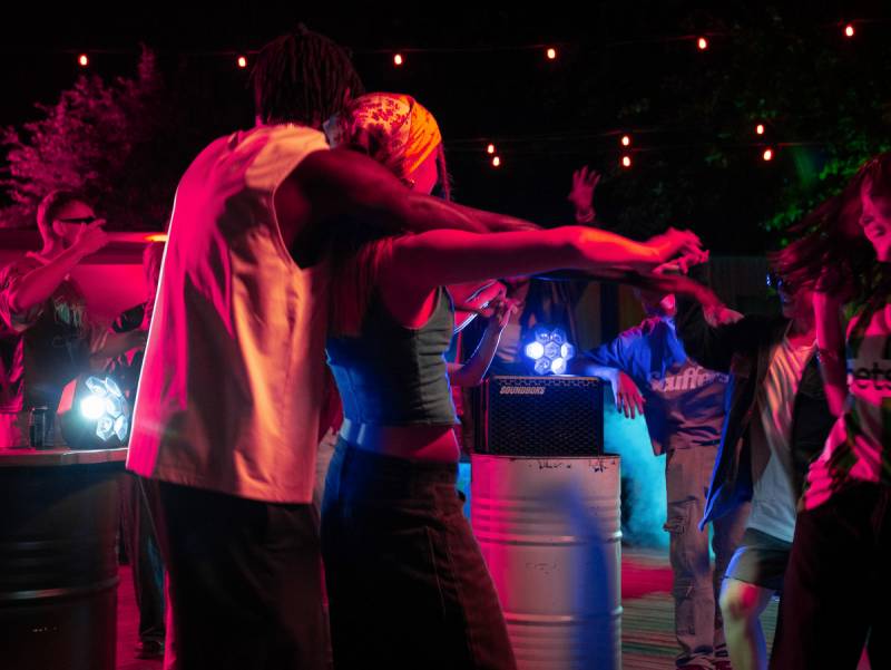 A couple dancing to music with lighting provided by SOUNDBOKS Lightboks
