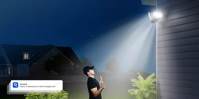 Reolink Elite Floodlight WiFi spotting man in yard