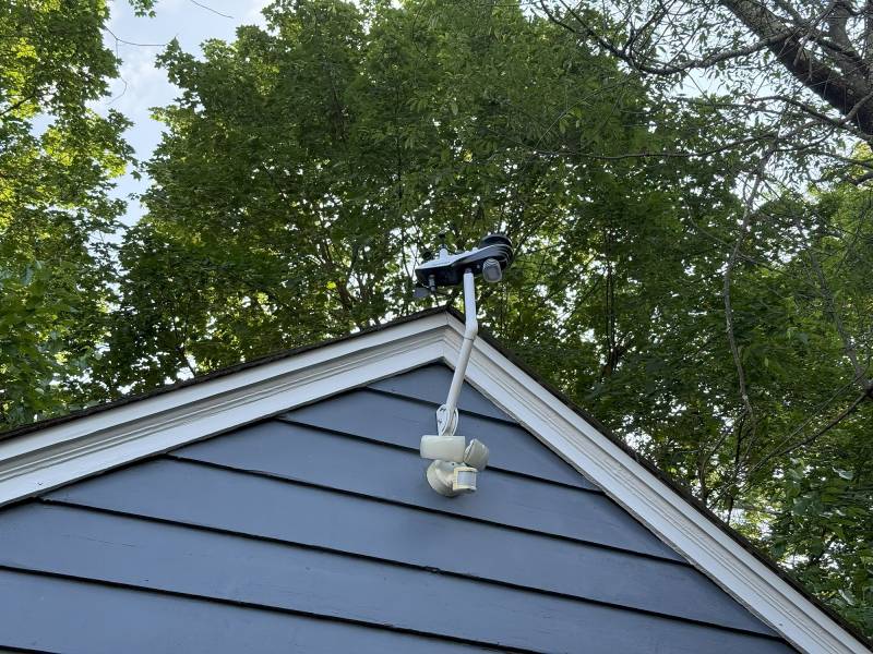 Sainlogic SA7 Smart Weather Station mounted to the side of the author's home.