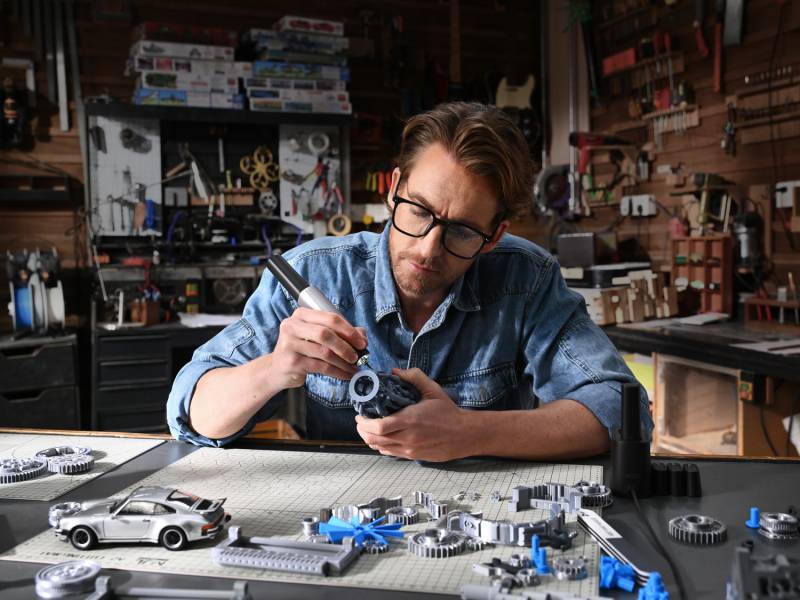 HOZO Design NeoBlade Ultrasonic Cutter and NeoBlock Sanding System Deliver Cord-Free Precision for Makers 5 A man using the HOZO Design NeoBlade