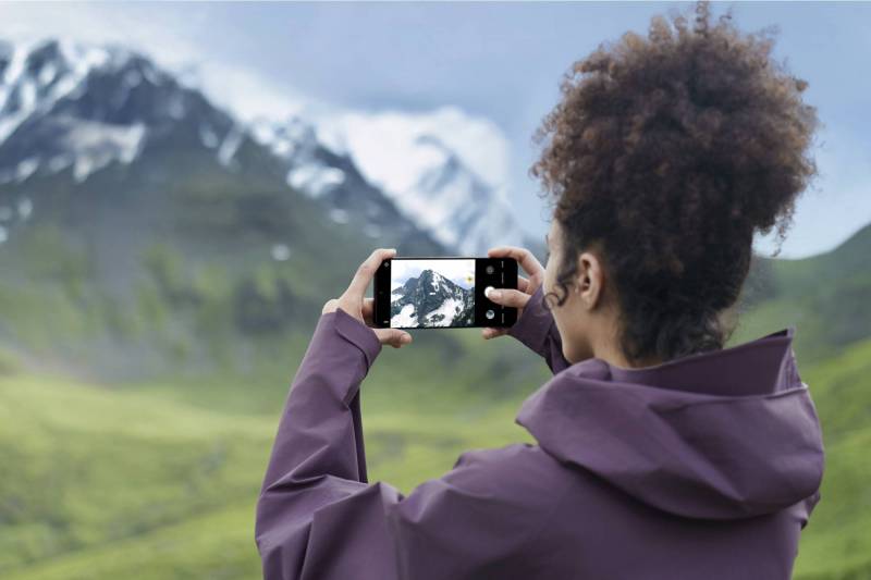 The TCL NXTPAPER 60 Ultra Is a Stunning Eye-Friendly Smartphone We Won’t See in the U.S. 3 Woman using the TCL NXTPAPER 60 Ultra