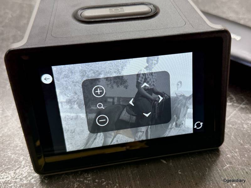 Adjusting the zoom on the HP FilmScan 5 TouchScreen Film Scanner