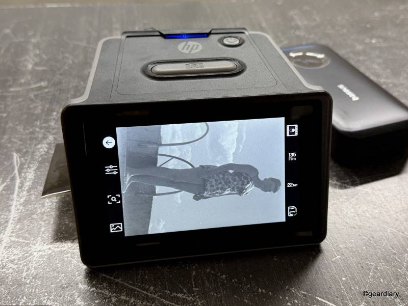 Feeding a negative through the HP FilmScan 5 TouchScreen Film Scanner