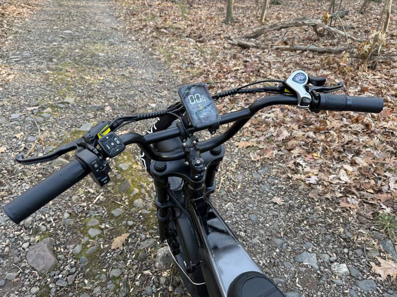 Jasion RetroVolt Pro Review: A 38mph Fat-Tire Powerhouse That's Currently Selling for Just $899 3 Jasion RetroVolt Pro handlebars