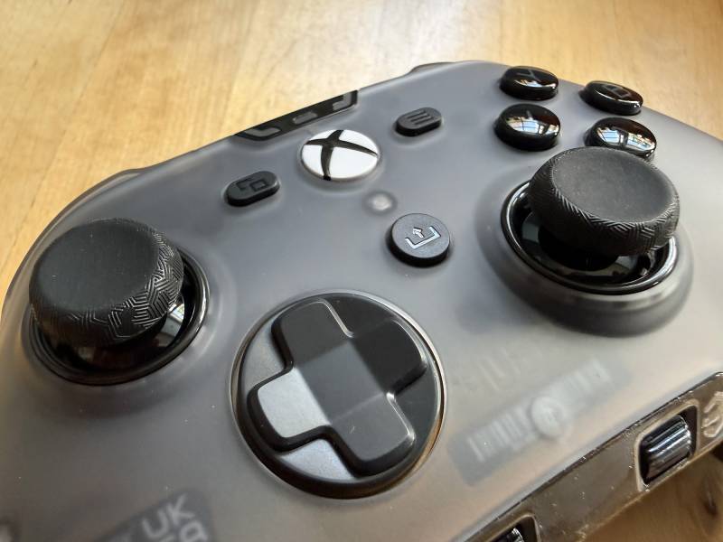 SCUF Valor Pro Wireless Controller Review: Premium Performance, Customization and Price 5 SCUF Valor Pro Wireless Controller button on top side
