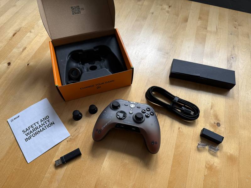 SCUF Valor Pro Wireless Controller Review: Premium Performance, Customization and Price 4 Included in the SCUF Valor Pro Wireless Controller retail box