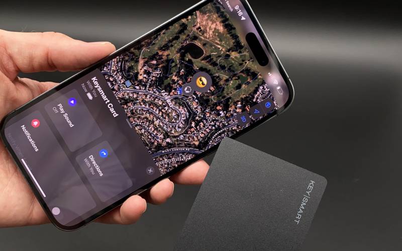 KeySmart SmartCard Makes Wallet Tracking Easy for Both Android and iOS Users 1 KeySmart SmartCard showing location on a smartphone,