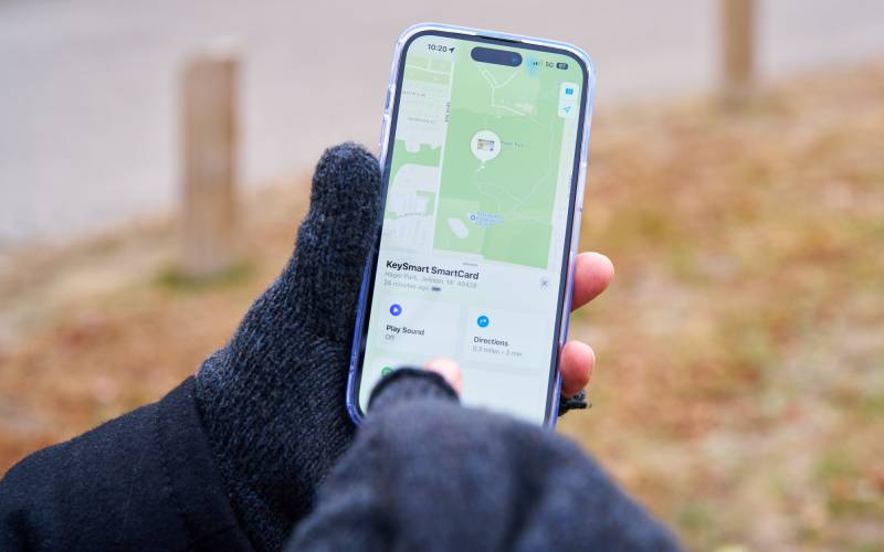 KeySmart SmartCard Makes Wallet Tracking Easy for Both Android and iOS Users 4 Finding the KeySmart SmartCard's location on a smartphone