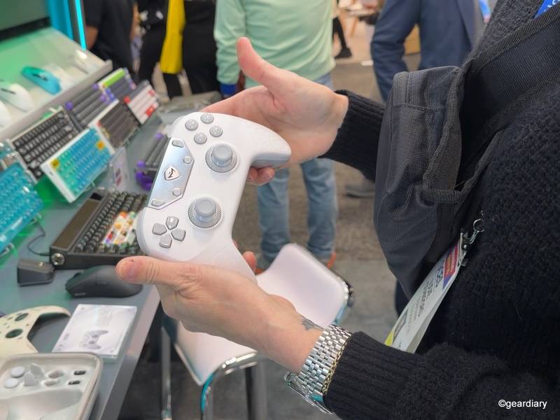 THUNDEROBOT at CES: From Ultra-Light Gaming Laptops to Headphone-Free Monitors, a Full Ecosystem Built for Work and Play 7 Machenike F1 E-Sports Controller