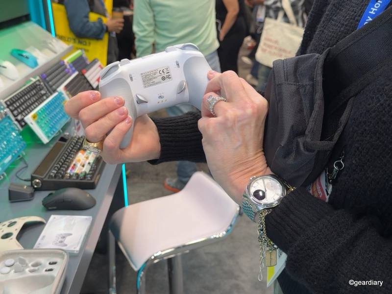 THUNDEROBOT at CES: From Ultra-Light Gaming Laptops to Headphone-Free Monitors, a Full Ecosystem Built for Work and Play 8 Machenike F1 E-Sports Controller