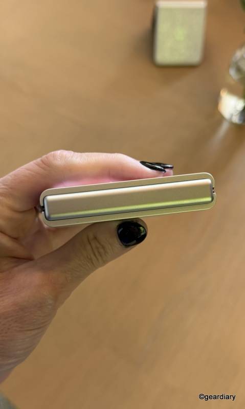 Motorola’s Razr Deals Put Foldables Back in the Graduation Gift Conversation 19 moto razr