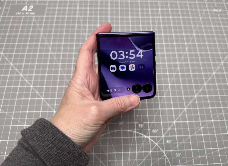 Motorola Razr Ultra 2026 Review: Flipping Over This Flip Phone, Until the Camera Zooms In 3 Motorola razr ultra 2026