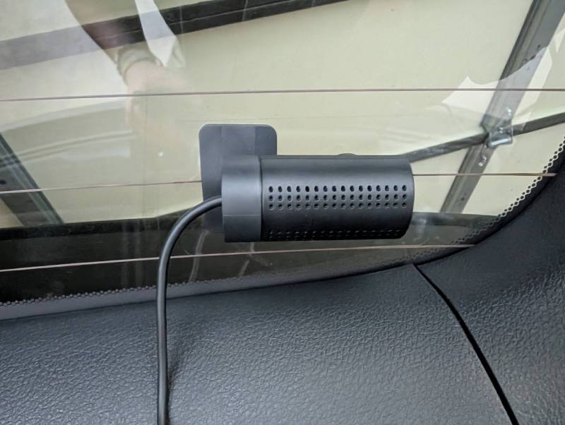 70mai A810 Lite 4K Dash Cam Review: Check Out This Feature-Rich, Compact Dash Camera! 8 70mai A810 Lite 4K Dash Cam windshield sticker installed