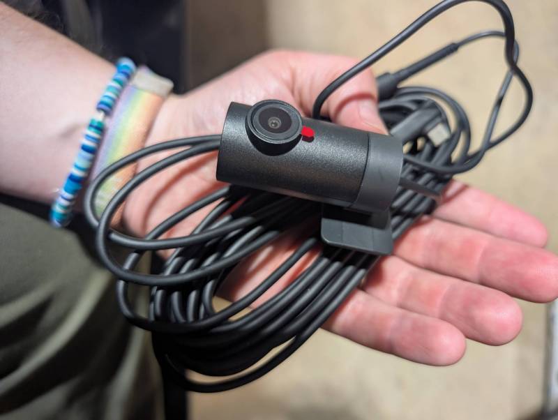 70mai A810 Lite 4K Dash Cam Review: Check Out This Feature-Rich, Compact Dash Camera! 6 70mai A810 Lite 4K rear dash cam with cabling
