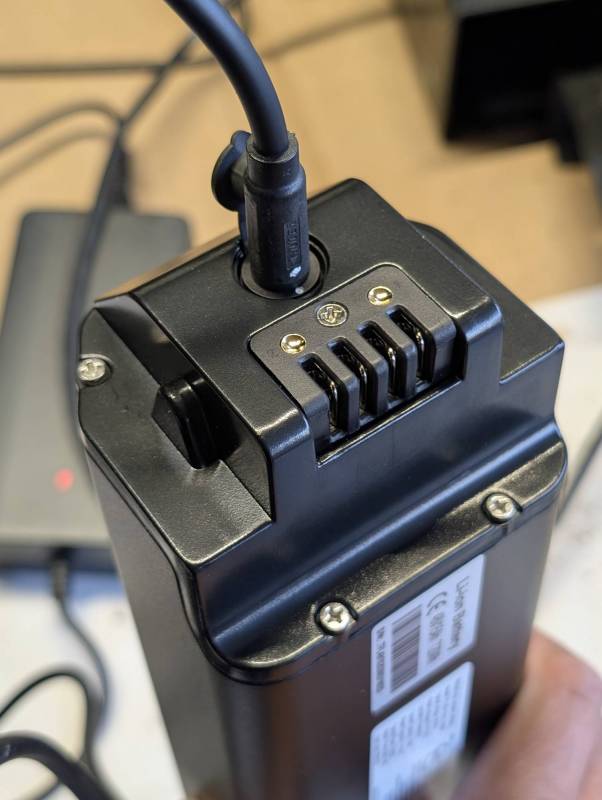 Batch eCB.3 E-Bike Review: An E-Bike Done Right 14 Batch eCB.3 E-Bike battery contacts