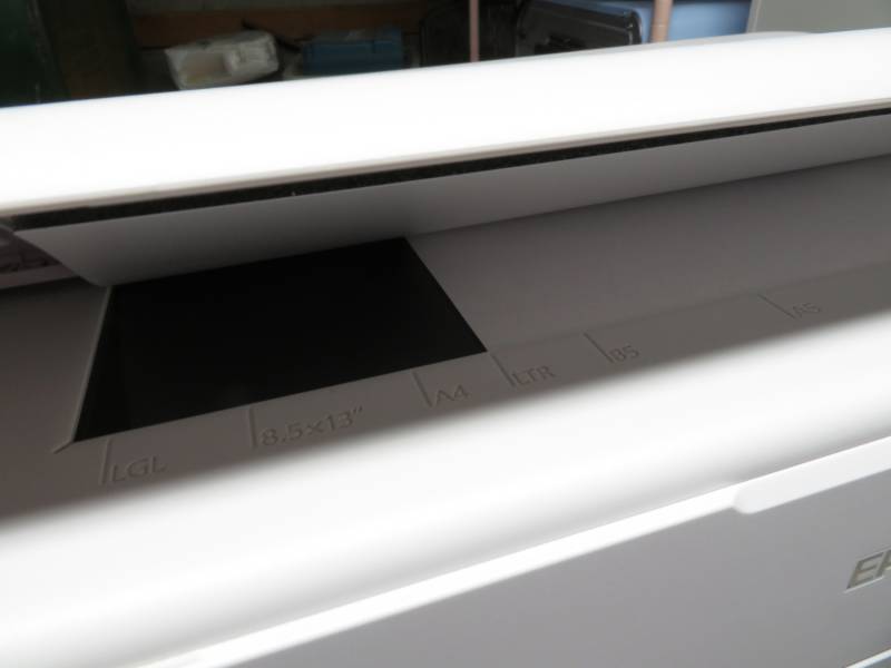 EPSON EcoTank Photo ET-8550 Review: Prosumer Printing at Prosumer Prices 11 The EPSON EcoTank Photo ET-8550 scanner lid.