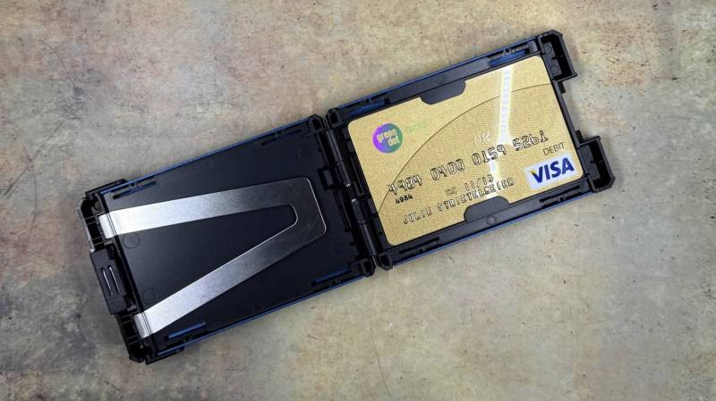 Flipside 5 EDC Wallet Review: A Slim Metal Wallet That Treats Cash Like It Still Exists 8 Flipside 5 EDC Wallet