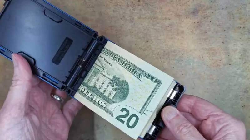 Flipside 5 EDC Wallet Review: A Slim Metal Wallet That Treats Cash Like It Still Exists 7 Flipside 5 EDC Wallet