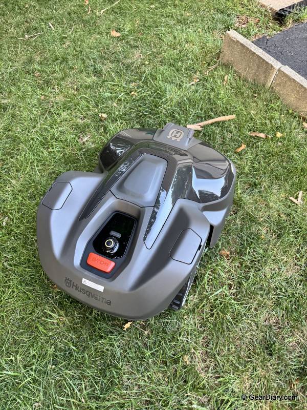 Husqvarna Automower 420 iQ Review: The Safe Bet in Robotic Mowing 28 Husqvarna Automower 420 iQ top view