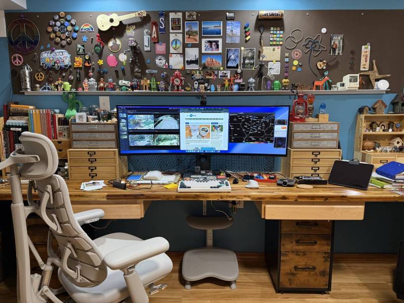 BALOLO Setup Cockpit Review: A Pricey but Brilliant Desk Upgrade That Tames Tech Clutter 1 My desk setup BEFORE updating it with the BALOLO Setup Cockpit