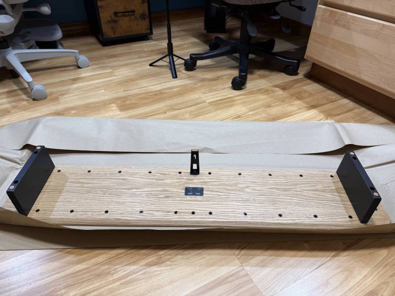 BALOLO Setup Cockpit Review: A Pricey but Brilliant Desk Upgrade That Tames Tech Clutter 12 BALOLO Setup Cockpit center support