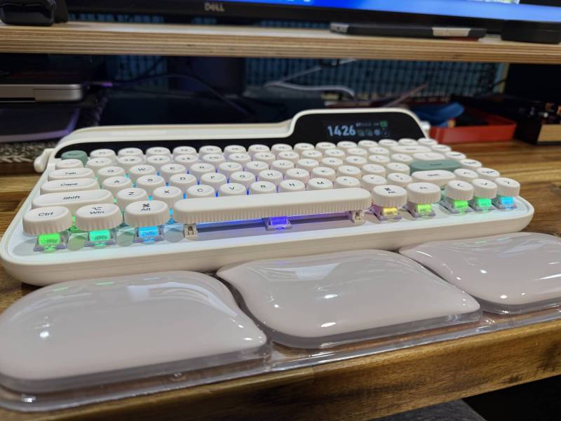EPOMAKER Glyph Keyboard Review: A Mechanical Keyboard with Retro Typewriter Vibes 13 RGB effects of the switches