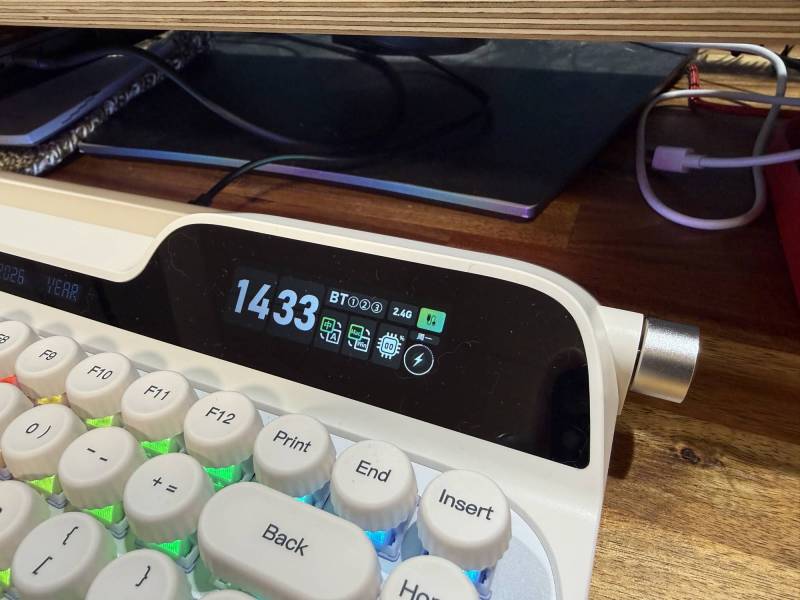 EPOMAKER Glyph Keyboard Review: A Mechanical Keyboard with Retro Typewriter Vibes 14 EPOMAKER Glyph display