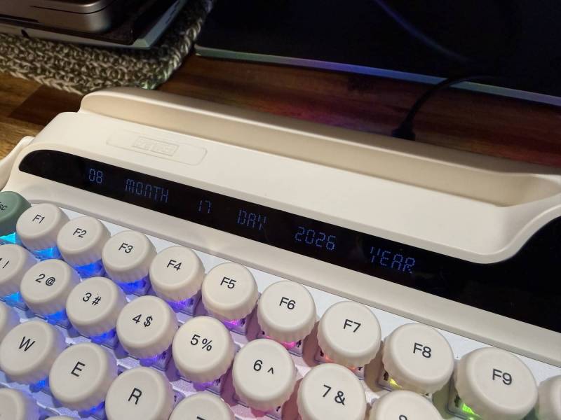 EPOMAKER Glyph Keyboard Review: A Mechanical Keyboard with Retro Typewriter Vibes 15 EPOMAKER Glyph display