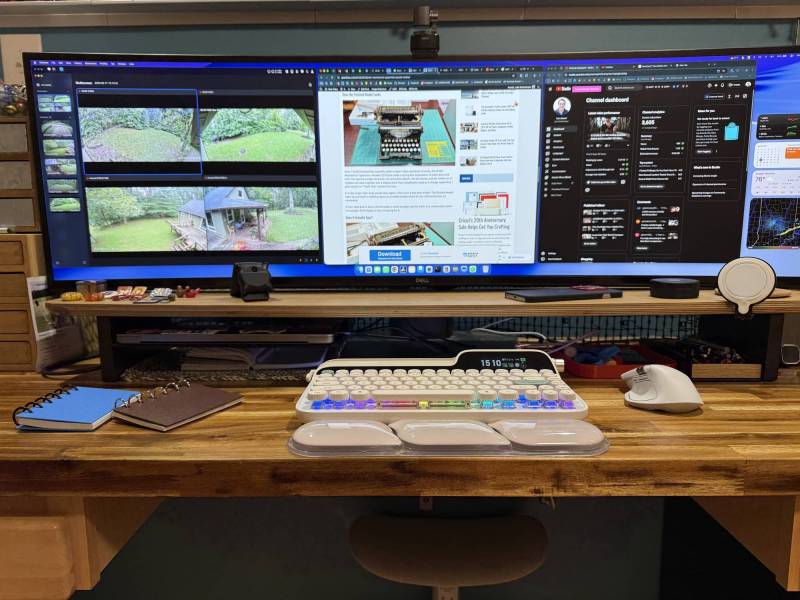 EPOMAKER Glyph Keyboard Review: A Mechanical Keyboard with Retro Typewriter Vibes 1 Desk with the EPOMAKER Glyph Keyboard