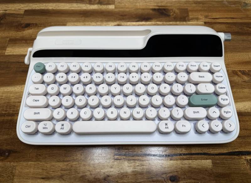EPOMAKER Glyph Keyboard Review: A Mechanical Keyboard with Retro Typewriter Vibes 3 EPOMAKER Glyph keyboard top down view